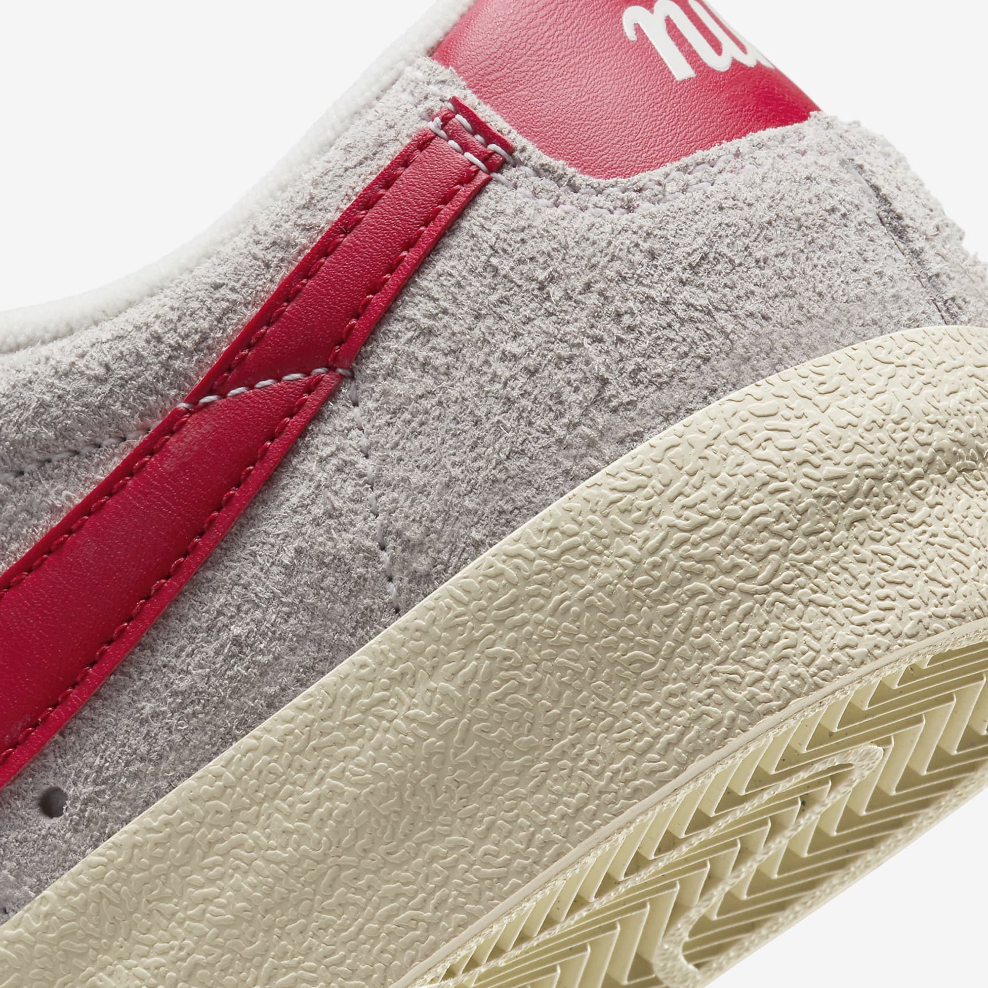 WMN'S BLAZER LOW '77 VINTAGE 'SUMMIT WHITE/GYM RED-SAIL-COCONUT MILK'